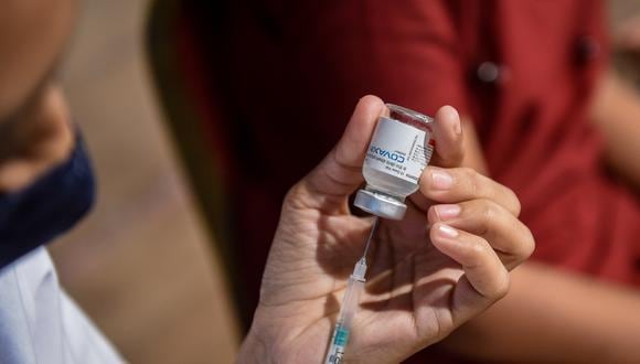 A health worker prepares a jab of the Covaxin vaccine against the Covid-19 coronavirus during a vaccination camp held in Ahmedabad on August 8, 2021. (Photo by SAM PANTHAKY / AFP)