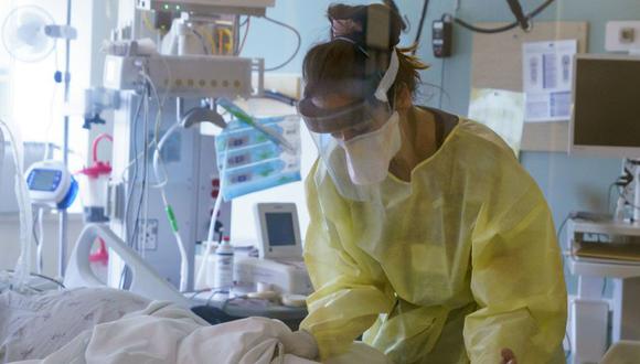 A nurse cares for a critically ill patient in the ICU at Oregon Health and Science University in Portland, Ore., Thursday, Aug. 19, 2021. About one of every three intensive care unit hospital patients has COVID-19 in Oregon. That's 232 people statewide. (Kristyna Wentz-Graff/Pool Photo via AP)