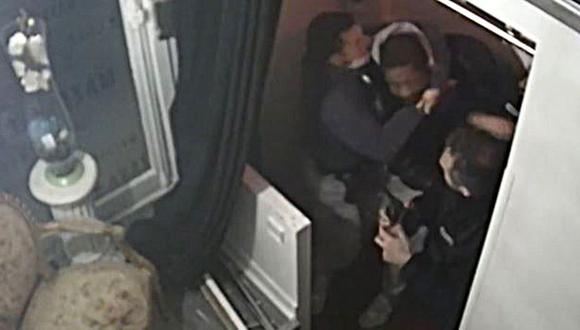 Imágenes de una cámara de circuito cerrado de televisión, ampliamente distribuida en las redes sociales, muestra al productor Michel Zecler siendo golpeado por oficiales de policía en la entrada de un estudio de música en el distrito 17 de París. (Foto: AFP/Michel Zecler / GS Group).