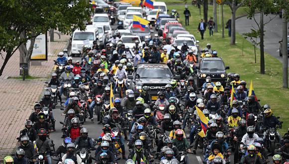 Conductores y motociclistas participan en una protesta contra el gobierno colombiano por aumento de combustible en Bogotá el 28 de agosto de 2023. (Foto de Raul ARBOLEDA / AFP)