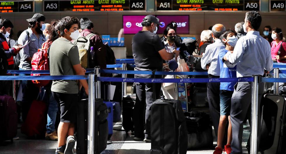 Viajeros hacen cola en el aeropuerto internacional de Los Ángeles, California. EFE