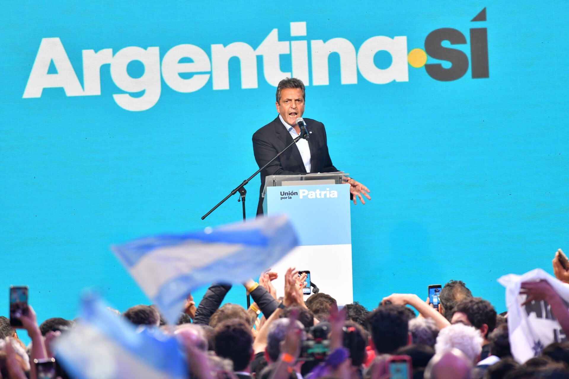 Sergio Massa speaks after learning the results of the first round of elections in Argentina.  (EFE/Enrique García Medina).