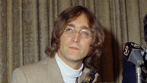 En esta foto de archivo de 1971, el cantante John Lennon aparece durante una conferencia de prensa. (Foto AP, Archivo).