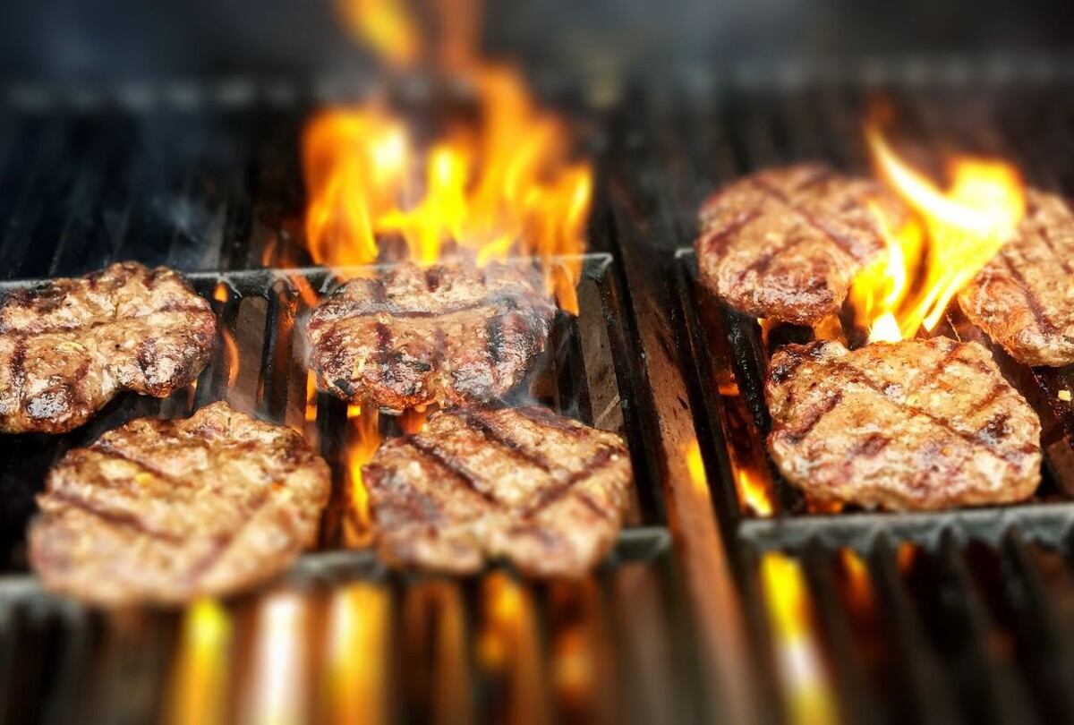 Las características brasas de una parrilla abrazan perfectamente a carnes como la del cerdo o res. Un maridaje perfecto es con cerveza y otras bebidas. (Foto: Pixabay)