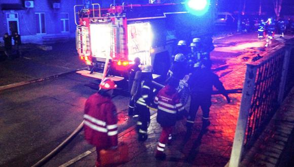 Fotografía proporcionada por el Servicio Estatal de Emergencias de Ucrania muestra a los rescatistas en acción durante un incendio en el hospital de la clínica de infecciones en Zaporizhzhia, Ucrania. (EFE/Servicio Estatal de Emergencias de Ucrania).