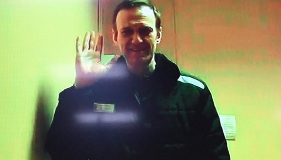 El opositor ruso Alexei Navalny en una pantalla a través de un enlace de video desde su colonia penal antes de una audiencia sobre el caso penal en el tribunal de distrito de Basmanny en Moscú el 26 de abril de 2023. (Foto de Kirill KUDRYAVTSEV / AFP)