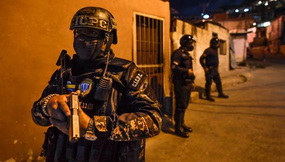 Miembros de la Policía Científica Venezolana (CICPC) participan en un operativo en medio de la pandemia de coronavirus COVID-19 en Los Teques. (Foto de Federico PARRA / AFP).