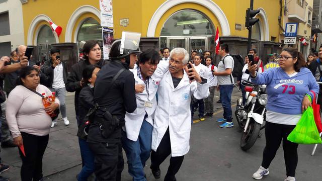 Médicos intentaron llegar a la Plaza de Armas. (Foto: Juan Guillermo Lara / El Comercio)