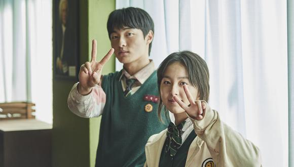 Yoon Chan-young cpmo Lee Cheong-san y Park Ji-hu como Nam On-jo en "All of us are Dead". Foto:Netflix © 2021