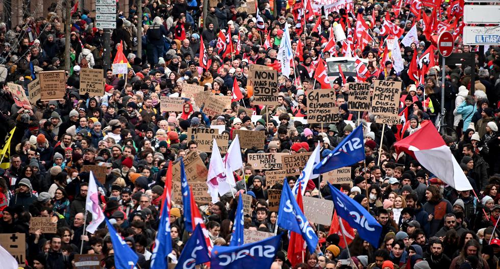 Miles de manifestantes marchan durante una concentración en Estrasburgo, este de Francia el pasado 19 de enero, mientras los trabajadores se declaran en huelga por el plan del presidente francés, Emmanuel Macron, de aumentar la edad legal de jubilación de 62 a 64 años. (Foto: AFP)