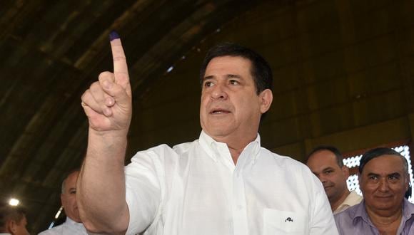 Horacio Cartes, expresidente de Paraguay, muestra su dedo entintado después de votar en Asunción, durante las elecciones presidenciales de Paraguay. Foto de archivo tomada el 22 de abril de 2018. (Foto: AFP / Daniel Duarte)