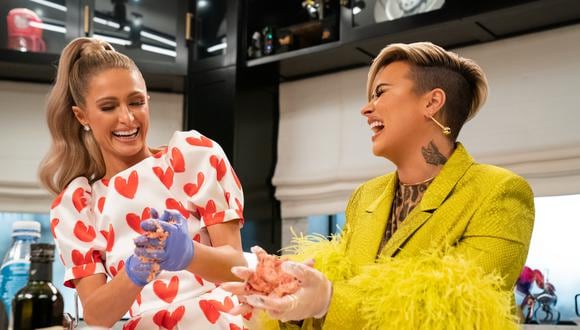 PARIS junto a Demi Lovato en en el episodio 4 de "Cocinando con Paris". Foto: Netflix