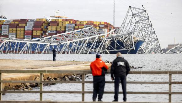 El puente Francis Scott Key se derrumbó parcialmente después de que un buque de carga se topó con él en Baltimore, Maryland, EE.UU., 26 de marzo de 2024. EFE/EPA/JIM LO SCALZO