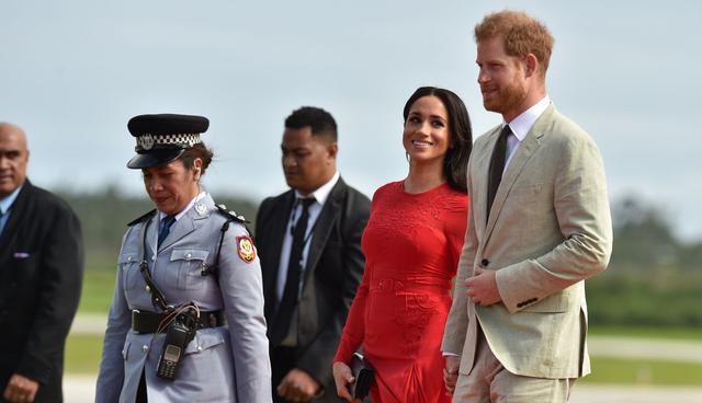 Meghan Markle siempre luce radiante en todas sus presentaciones, pero en su visita a Tonga algo llamó la atención. (Foto: AFP)