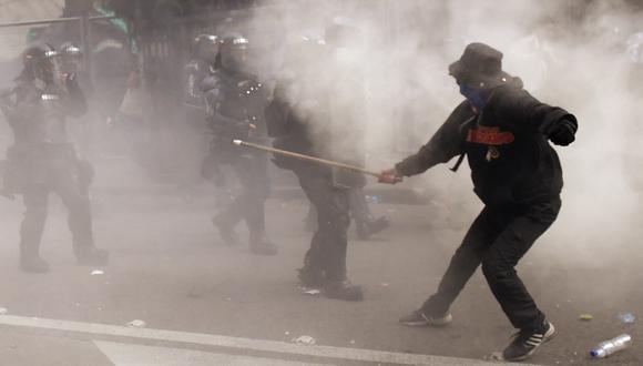 Agentes de la policía antidisturbios chocan con manifestantes durante una manifestación de apoyo al presidente de Colombia Gustavo Petro en Bogotá el 8 de febrero de 2024. (Foto de Daniel 0Muñoz / AFP).