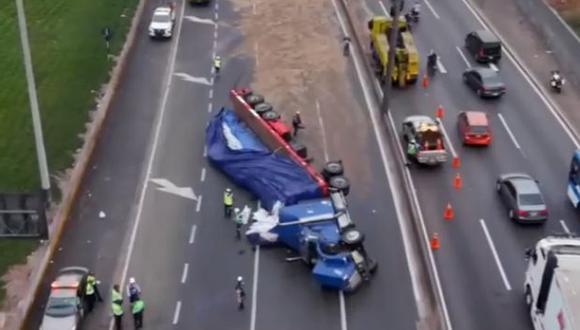 Tráiler se volcó en la vía de Evitamiento y el  tránsito es restringido de sur a norte. (Captura: América Noticias)