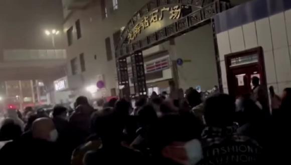 Algunos videos parecieron mostrar a multitudes protestando en las calles de Urumqi (China) contra las medidas. (Foto Captura de YouTube / Reuters)