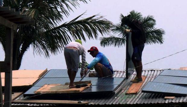 La disponibilidad del recurso solar, la durabilidad de las piezas y la escala garantizan el éxito de este modelo en la Amazonia. (Foto y vdeo: AFP)