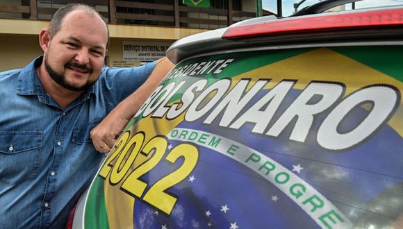 Gilberto Klais, presidente de la asociación local de comerciantes de Nova Santa Rosa, se apea de su todoterreno decorado con un adhesivo gigante de Jair Bolsonaro.