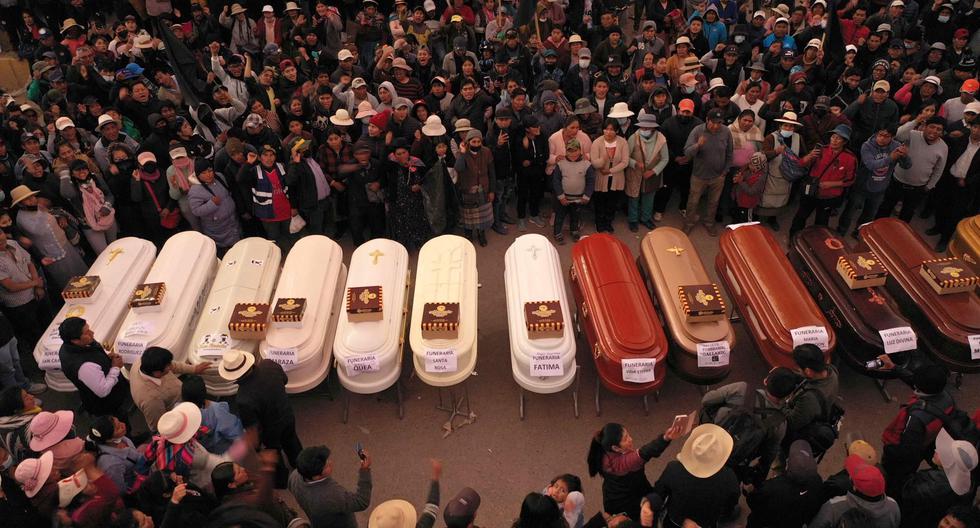 Fotografía de ataudes a la espera de la entrega de los cuerpos de los fallecidos  en Juliaca, Puno, Perú. (EFE/ Stringer).
