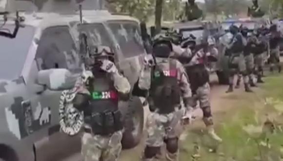 Más de 70 sicarios armados sobre vehículos militares del Cártel de Jalisco Nueva Generación (CJNG) se exibieron en un video que se viralizó en redes sociales. Las imágenes hicieron saltar las alarmas de la DEA sobre México. (Foto: captura de video en Twitter)
