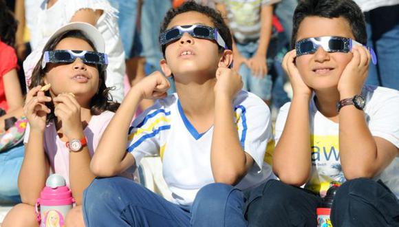 Los lentes de eclipse deben cumplir las normas internacionales específicas conocidas como ISO 12312-2, advirtió la NASA. (Foto: Getty Images)
