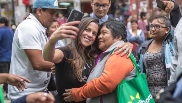 Vanessa Terkes durante su recorrido por el emporio comercial Gamarra, cuando George Forsyth era candidato a la alcaldía de La Victoria. (Foto: USI)