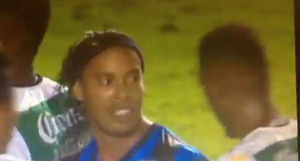 Ronaldinho no soltó su camiseta. (Foto: Captura)