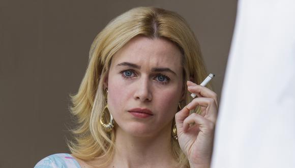 Marcela Basteri, interpretada por la actriz Anna Favella, sufre lo malos tratos de Luis Rey (Óscar Jaenada) en "Luis Miguel, la serie" (Foto: Netflix)