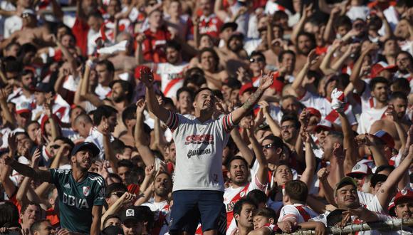 Hinchas de River Plate y Boca Juniors fueron advertidos por la Conmebol sobre las leyes españolas sobre las barras en los estadios. | Foto: AP