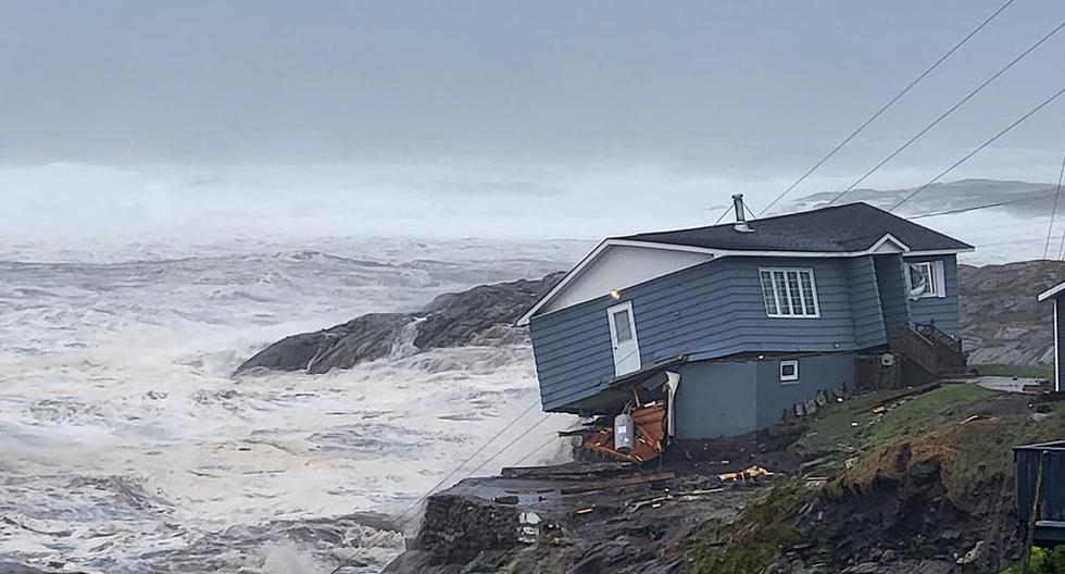En esta foto proporcionada por Wreckhouse Press, una casa está a punto de ser destruida por los fuertes vientos causados ​​por el huracán Fiona en Port aux Basques, Terranova y Labrador, el sábado 24 de septiembre de 2022. (Rene Roy/Wreckhouse Press vía AP).