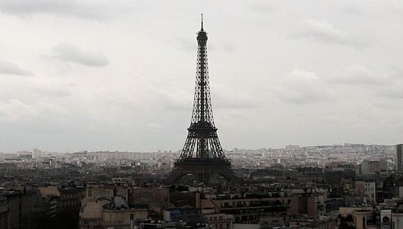 Torre Eiffel apaga luces en honor a víctimas en Londres [VIDEO]