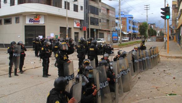 Agentes de la PNP intentaron despejar las vías de la ciudad de Huancayo pese a la resistencia de manifestantes violentos y revoltosos que alentaron a realizar saqueos en diferentes negocios | Foto: Jheferson Meza / @photo.gec