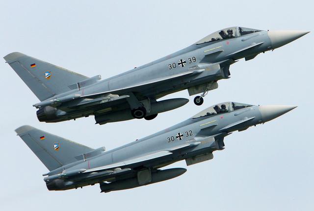 Dos aviones caza chocan, caen en zonas pobladas y fallece un piloto en Alemania