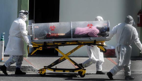 Los paramédicos trasladan a un paciente sospechoso de estar infectado con el nuevo coronavirus al Batallón 22 del Hospital de la Policía Militar, en la Ciudad de México. (Foto: AFP / PEDRO PARDO).