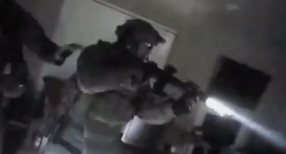 Agentes de SWAT entraron a la vivienda y rescataron a la menor. (Foto: Captura YouTube)