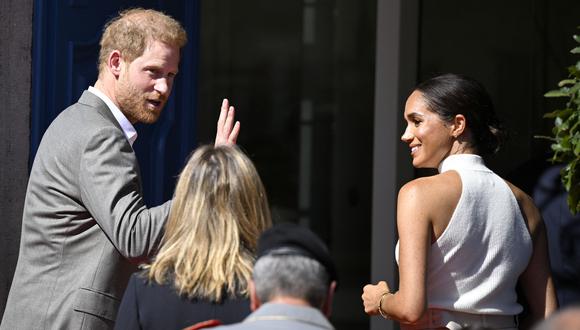 Meghan, duquesa de Sussex (derecha), y el príncipe Harry, duque de Sussex llegan el 6 de septiembre de 2022 al ayuntamiento de Düsseldorf, Alemania occidental, para una recepción en el contexto del evento "Faltan un año" de Invictus Games Duesseldorf 2023. (Foto de Sascha Schuermann / AFP)