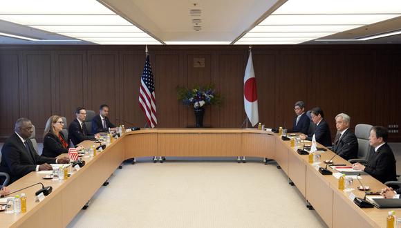 El secretario de Defensa de EE.UU., Lloyd Austin (izquierda), y el ministro de Defensa japonés, Yasukazu Hamada (derecha), asisten a una reunión en el Ministerio de Defensa en Tokio el 1 de junio de 2023. (Foto de Franck ROBICHON / POOL / AFP)