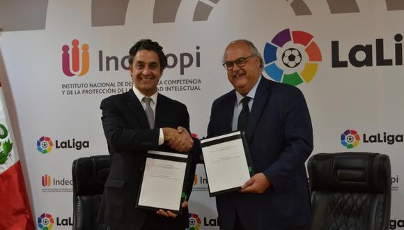 En la firma del convenio estuvieron presentes el presidente del Consejo Directivo del Indecopi, Ivo Gagliuffi, y el director adjunto a la Presidencia de LaLiga, Carlos del Campo.