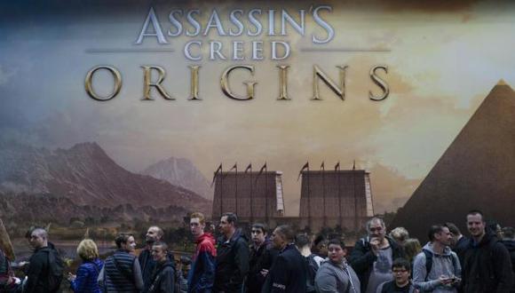 Visitantes forman cola para jugar al videojuego "Assassin's Creed" durante la Semana del París Game Week, en Francia. (Foto: EFE)