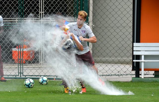 Cueva de cumpleaños: plantel de Sao Paulo lo saludó con huevos y harina. (Foto: Sao Paulo)