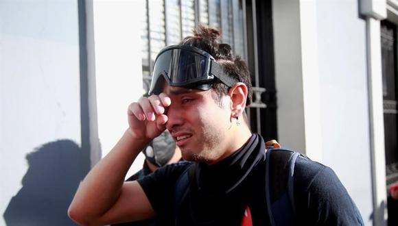 Un manifestante sufre los efectos de los gases lacrimógenos durante las protestas del domingo en Ciudad de Guatemala. (EFE/ Esteban Biba).