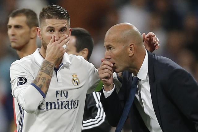 Sergio Ramos y Zinedine Zidane, ambos son ganadores de la Champions League con el Real Madrid. (AP Photo/Daniel Ochoa de Olza)