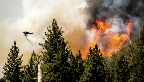 Un helicóptero arroja agua mientras lucha contra el incendio de Oak en el condado de Mariposa, California.