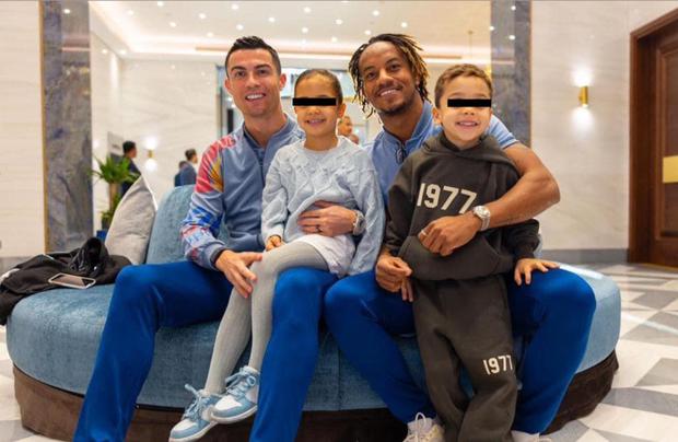 El jugador de la selección peruana aprovechó el duelo ante Al Nass para tomarte una foto junto a sus hijos con Cristiano Ronaldo.