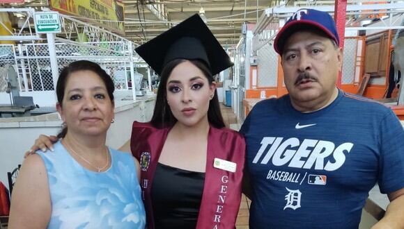En esta imagen se aprecia a la mujer que se graduó en ingeniería y lo celebró en el mercado donde trabajan sus padres. (Foto: María José Corpus / Facebook)