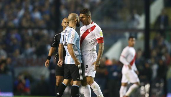 Javier Mascherano cara a cara con Paolo Guerrero ante la impotencia de no poder vencer a Perú en Buenos Aires. (Foto: AFP