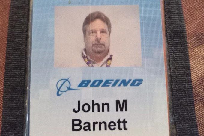 La identificación de John Barnett como empleado de Boeing, compañía para la que trabajó 32 años.