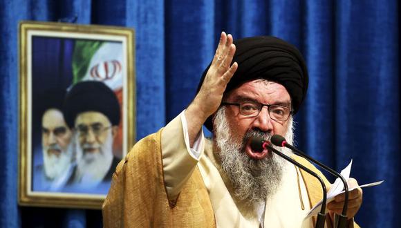 El ayatolá Ahmad Jatamí, un influyente clérigo conservador iraní, dijo que Irán sabría fabricar la bomba atómica pero que no planea hacerlo. (AP)