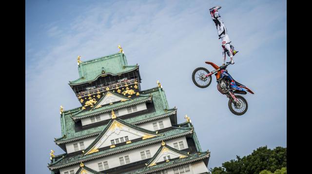 Motociclistas hacen acrobacias de infarto en cielo japonés - 4